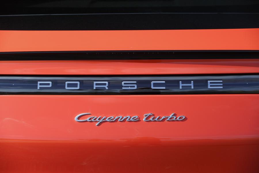 Логотип Porsche Cayenne Turbo Coupe 2019 года  (AU) (фото 3 из 40)